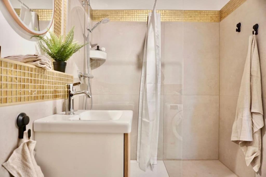 Neu Modernes Apartment In Top Lage, Free Parking Max 1,65M Hoehe Und 1,8M Breite Karlsruhe Exteriör bild